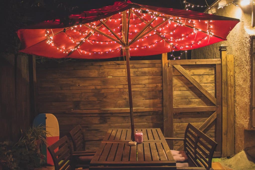 guirlande sous parasol pour terrasse