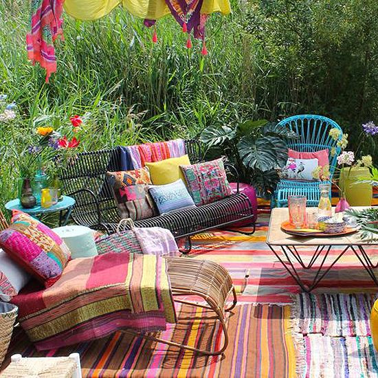 terrasse confortable avec imrpimés et couleurs bohèmes