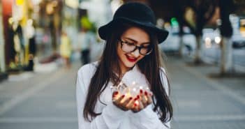 jeune fille portant des lunettes et un chapeau