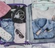 Valise remplie d'accessoires pour femmes