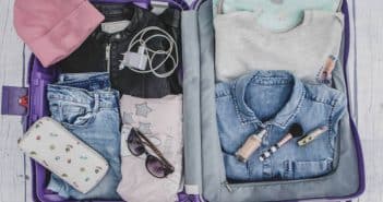 Valise remplie d'accessoires pour femmes