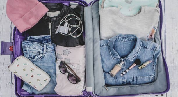 Valise remplie d'accessoires pour femmes